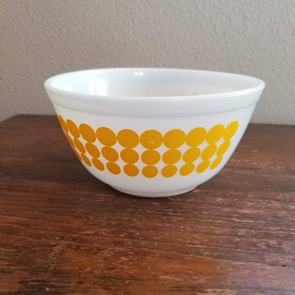 Pyrex Bowl, Yellow Dot, 1.5 quart, #402